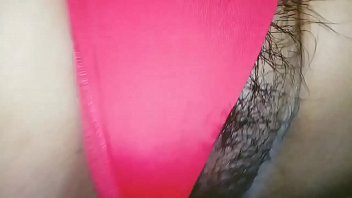 Con La Tanga Roja Abre Las Piernas Y Entrega La Conchita Peluda