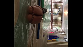 Culona Sale De Alberca Desnuda 2