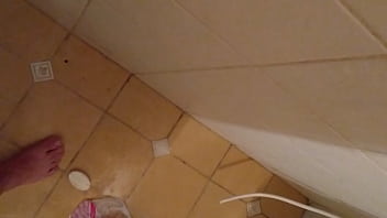 Batendo Uma No Chuveiro