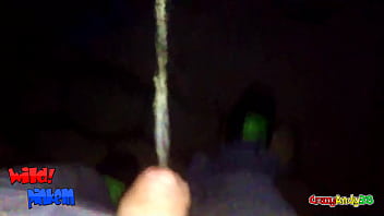 Wild Pinkeln – Hinters Haus Und Auf Eine Treppe