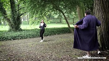 Creeper Flashes Young Hot Runner! She Stop And Fucks The Old Dude!