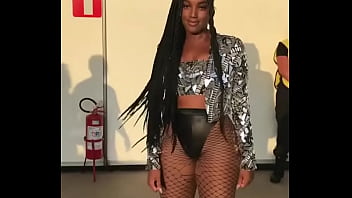 Cantora Iza Mostrando Sua Bunda Grande E Gostosa