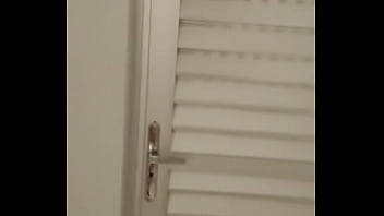 Novinhos Gemendo No Banheiro