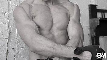 Naked Male Bodybuilder Shows His Huge Big Cock After Hard Workout