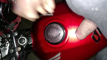 Enchendo O Tanque De Porra Na Moto