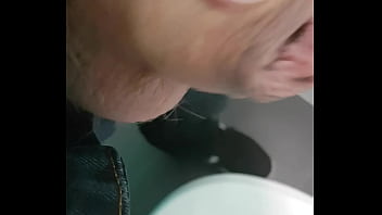 Mise En Forme De Ma Petite Queue Et Un Gros Pipi Dans Un Wc Public