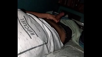 Pendejo En La Cama Tocandose Para Que Lo Vean