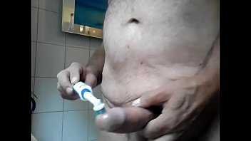 Bad – Wichsen Und Abspritzen Mit Zahnbürste