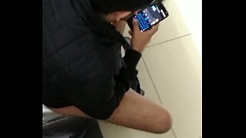 Chaqueta En Baño Publico