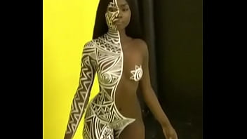 Quem E Ela? Alguem Sabe?