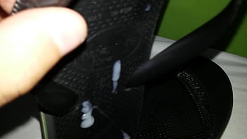 Fazendo Minha Porra Escorrer Pelo Chinelo Havaianas De Um Rapaz