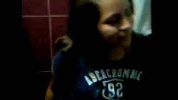 ⁣En El Baño Con Mi Amiga