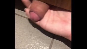 Phòng toilet kế b_n đưa cu qua k_u sục dùm