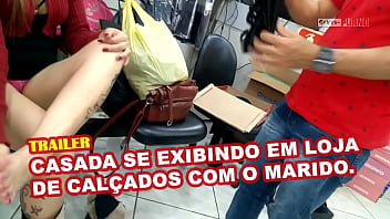 Casada Safada Se Exibindo Para O Vendedor Em Uma Loja De Calçados, Filmada Pelo Corno – Marido Da Cristina
