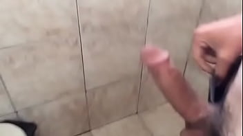 Sacudo Brincando Com O Pau No Banheiro