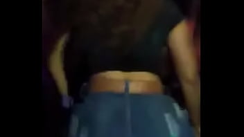 Novinha Bunduda Cacheada Rebolando De Shortinho