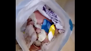 Marc Soumis Fait La Poubelle De Wc