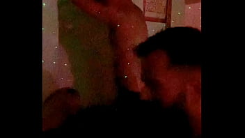 Une Jeune Grec Danse Torse Nu