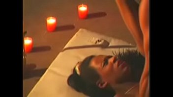 Negra Por Policía En Garaje