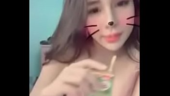 Em Gái Lộ Ngực Tr_n Livestream Uplive