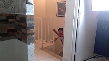 Dana Barzagli Y Luna Siendo Espiadas Por Un Compañero De Cuarto