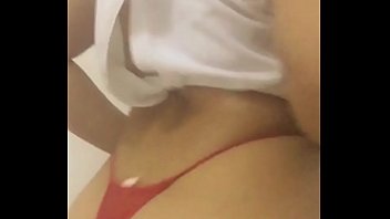 Latina Jovencita Se Desnuda Bailando Música Brasileña .