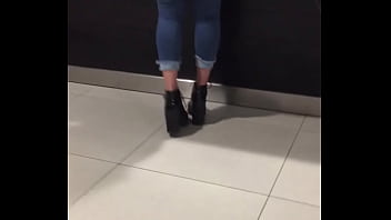 Fátima Segovia _ La Chuecona_ – Culazo En Centro Comercial 1/2