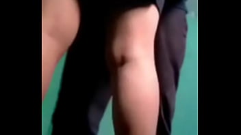 Metiendo Mano Subiendole La Falda