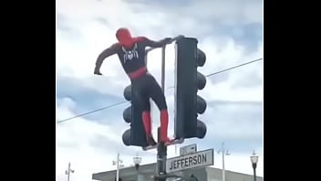 Homem Aranha Rebolando Gostoso No Sinal