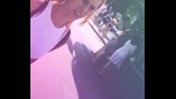 Flaquita Enseñando Trasero