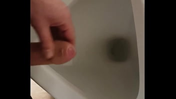 Ejac Dans L_urinoir