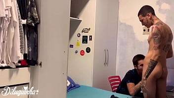 Tio Chega De Viagem E Fica De Gracinha Com Amigo