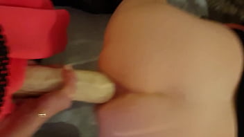 Sissy Se Prend Un énorme Dildo