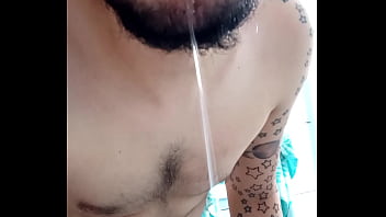 Macho Enchendo A Garrafa De Mijo E Bebendo