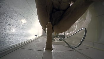 Dickes Opfer – Dildo In Der Dusche