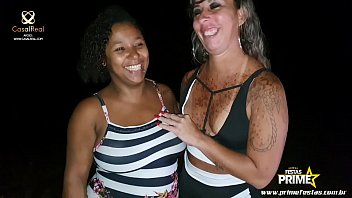 Duas Safadas Entrando Na Pica De Estranhos Em Gangbang No Meio Do Mato