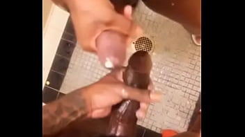 Punheta Grupal No Chuveiro