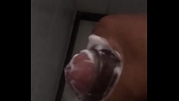 Negão Se Masturbando Com Creme E Gozando Muito