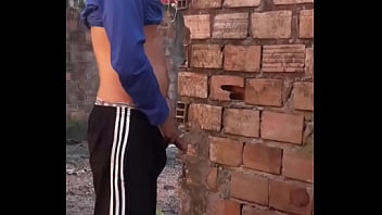 Flagrei Meu Irmão Dotado Mijando Atrás Do Banheiro