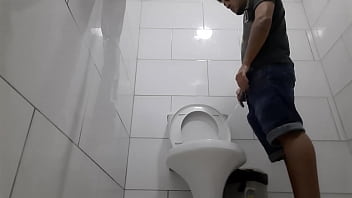 Novinho Flakael Estava Na Lanchonete Bebendo Uma Gelada, E Decidiu Ir No Banheiro Da Lanchonete Da Uma Mijada Longa E Prazerosa Do Geito Que Voc_s Gostam