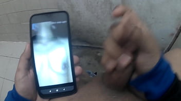 Masturbandome En Baño Público Bien Rico