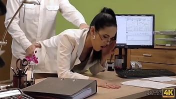 Loan4k. Extraño, Que Trabaja En La Oficina De Préstamos, Chica Para Sexo