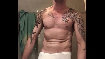 Mec Sexy Viril S_amuse à Frapper Ses Couilles