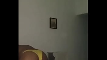 Follando Con Mi Trusa Amarilla