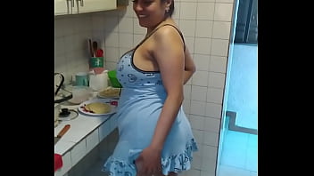 Mamá Tetona Haciendo El Desayuno