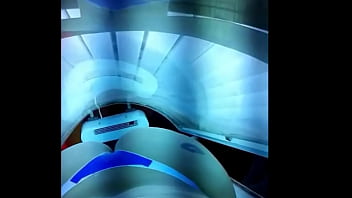 Na Maquina De Bronzeamento Me Exibindo – Bunda Gigante Sentando Gostoso – – Participe Dos Meus Vídeos –