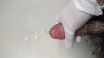 潤滑液手套打手槍，射精