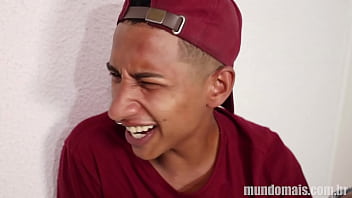 Dois Putos Comemoram O Emprego Novo Numa Putaria Com O Amigo Dotado