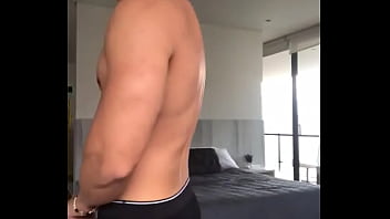 Joven Musculoso Se Toca