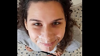 Сводная сестра сосет в туалете, пока все веселятся на дне рождения